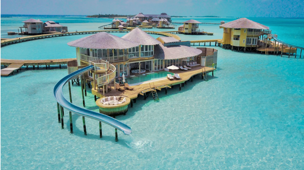 Bermalam di Pulau Lokal